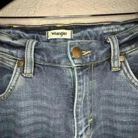 Wrangler Boyfriend Woman’s Jeans, Size 27x29, Slightly Distressed - Picture 4 of 16